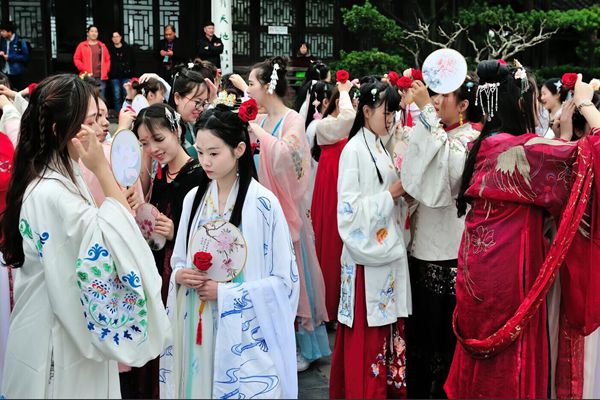 主题教育月淮师校园春秋协会举办春到花朝踏青赏红花朝节活动